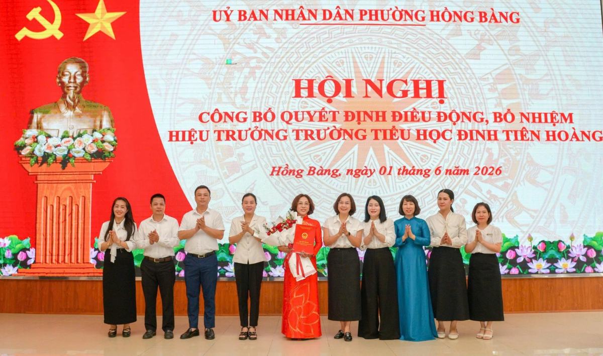Hong Bang Ward People's Committee announces the decision on personnel work of Dinh Tien Hoang Primary School. Photo: Hong Bang Ward