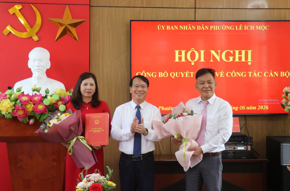 Phường Lê Ích Mộc công bố quyết định điều động, bổ nhiệm 2 hiệu trưởng. Ảnh: Phường Lê Ích Mộc - TP Hải Phòng