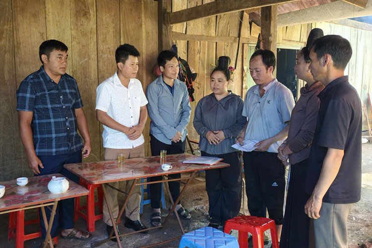 Leaders of Pu Nhung commune, Dien Bien province encourage and visit the victim's family. Photo: Pu Nhung commune provided