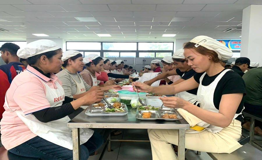 Union members and workers in Dak Lak are excited to have their lunch meal nutrition improved for the first time. Photo: Long Du