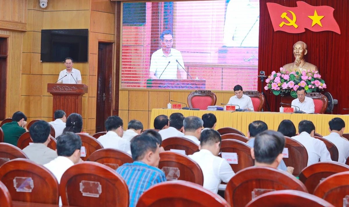 Hội nghị nêu rõ, sau một năm vận hành chính quyền địa phương 2 cấp, bình quân mỗi cấp xã, phường có 61,6 công chức và 5,5 viên chức. Ảnh: Minh Hiếu