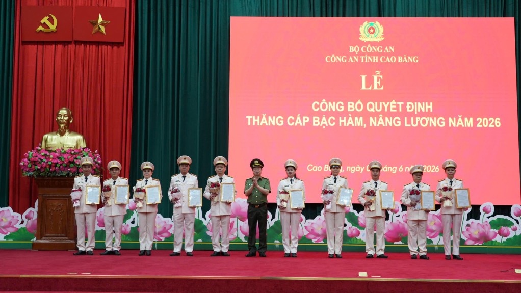 Major General Nguyen Quang Vinh - Director of Cao Bang Provincial Police congratulates officers and soldiers. Photo: Hoang Tien