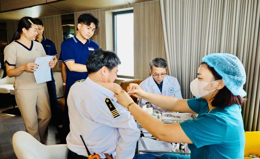 Viet Thuan Transport Co., Ltd. organizes health checks for workers. Photo: Viet Thuan