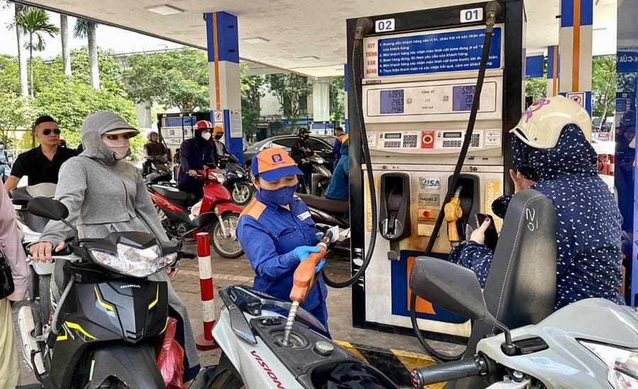 People pour E10 bio-gasoline on the day of complete conversion. Photo: Thanh Binh