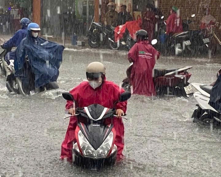 Heavy rain causes flooding in Dong Nai on the afternoon of June 1. Photo: Nhu Quynh