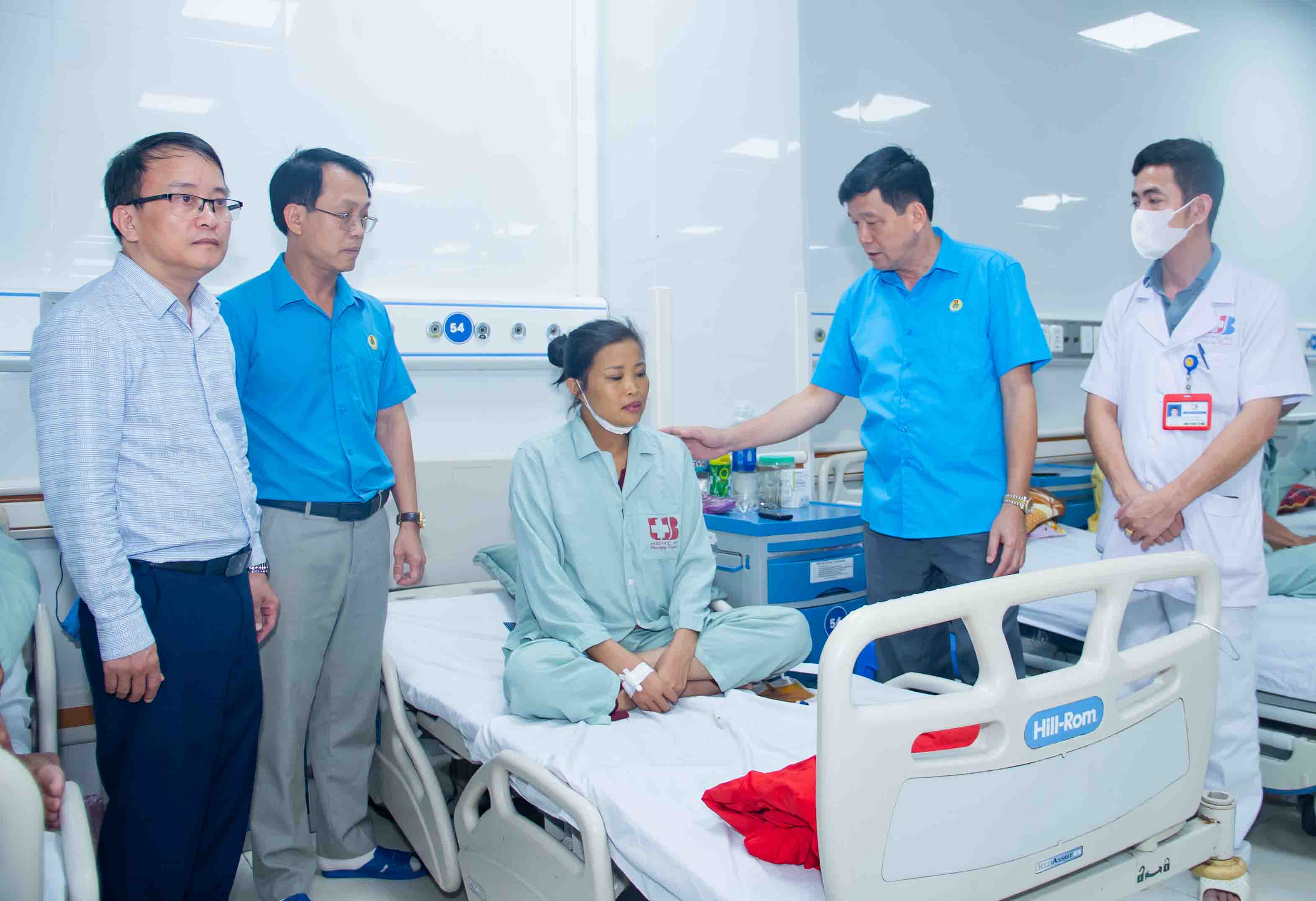 Đoàn đại biểu thăm hỏi, động viên công nhân. Ảnh: Duy Chương