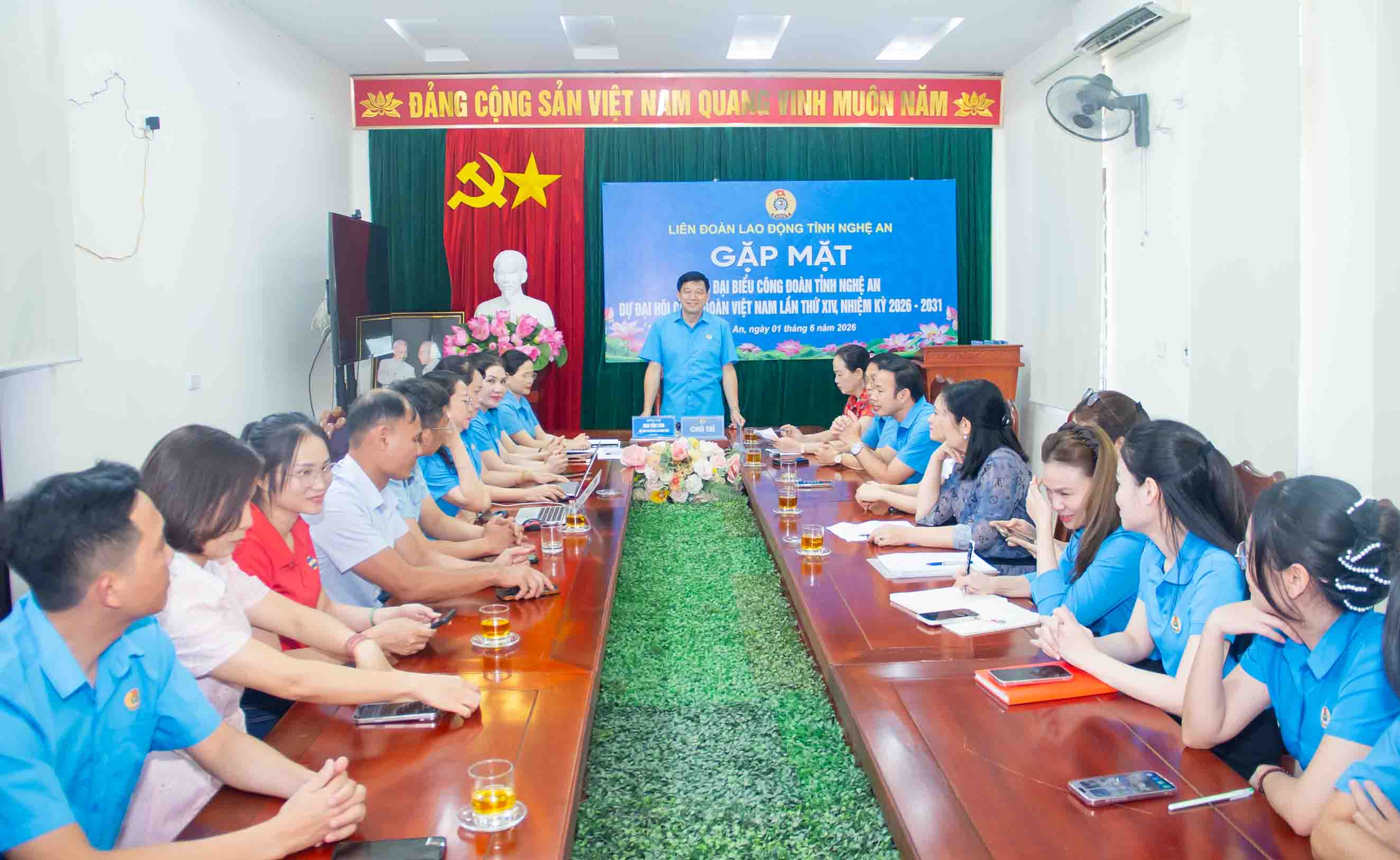 Ông Kha Văn Tám - Chủ tịch LĐLĐ tỉnh Nghệ An phát biểu tại chương trình. Ảnh: Duy Chương