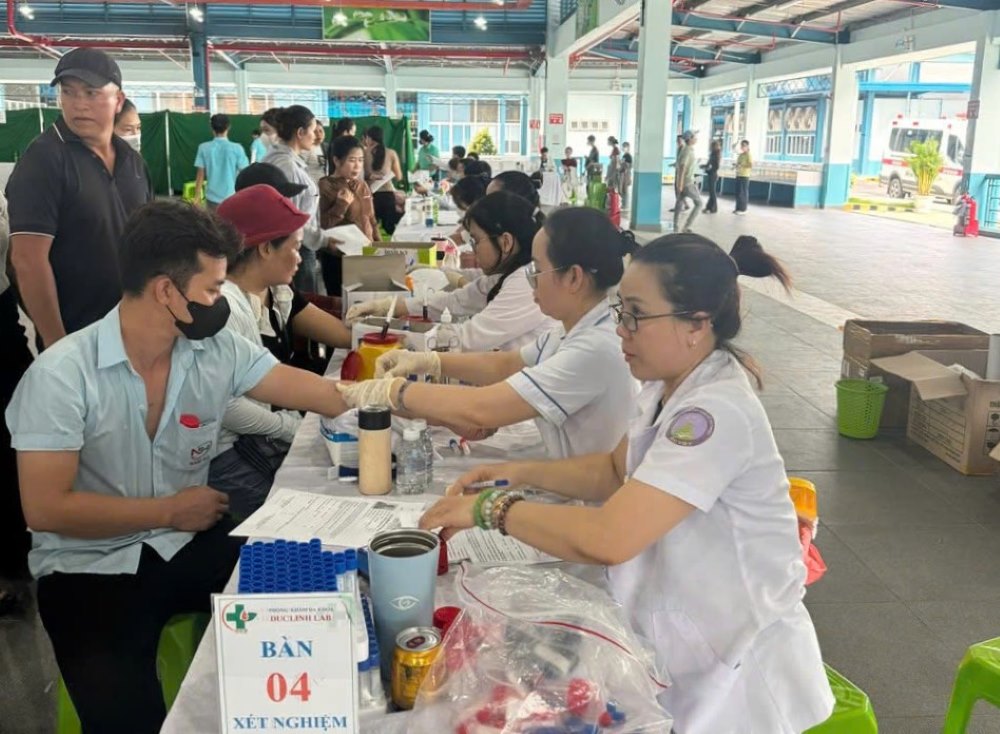 Công nhân được xét nghiệm máu để tầm soát các chỉ số. Ảnh: Lê Thái
