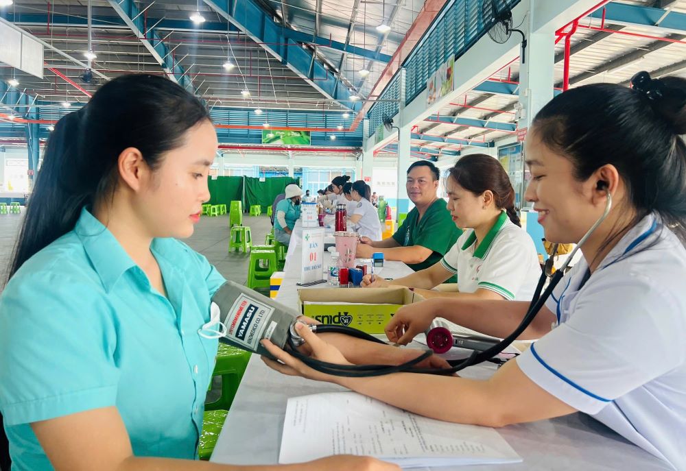 Công đoàn phối hợp tổ chức khám sức khỏe cho công nhân ngay tại công ty. Ảnh: Lê Thái