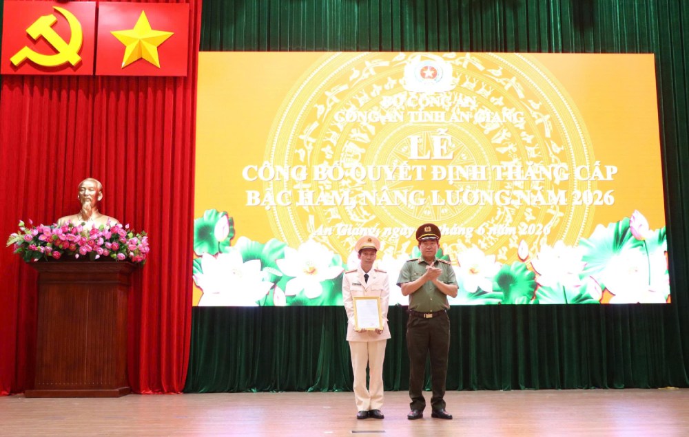 Major General Nguyen Van Han, Director of An Giang Provincial Police, presents the Decision on promotion and salary increase in 2026. Photo: Tien Dung