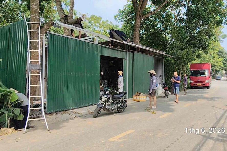 Một lều quán vi phạm hành lang an toàn giao thông. Ảnh: Xã Cẩm Khê
