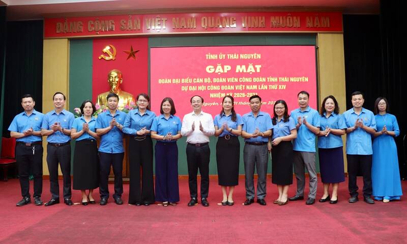 Standing Committee of Thai Nguyen Provincial Party Committee meets with the delegation attending the 14th Vietnam Trade Union Congress. Photo: Thai Nguyen Trade Union
