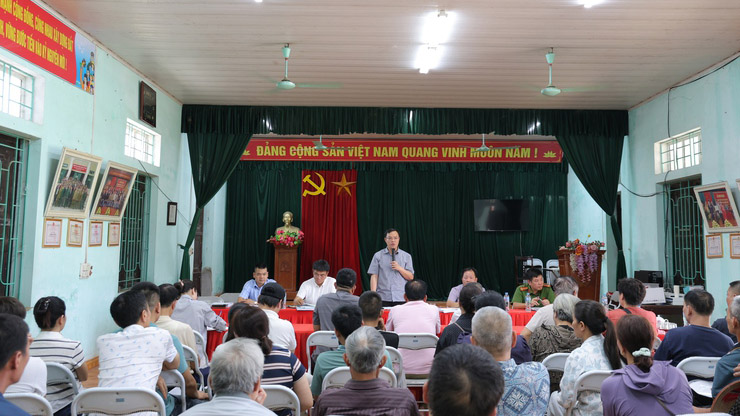 Dialogue conference between Phu Nghia Commune People's Committee and representatives of 61 households and individuals in Doi 3 village whose land is recovered to expand National Highway 6. Photo: Phu Nghia Commune