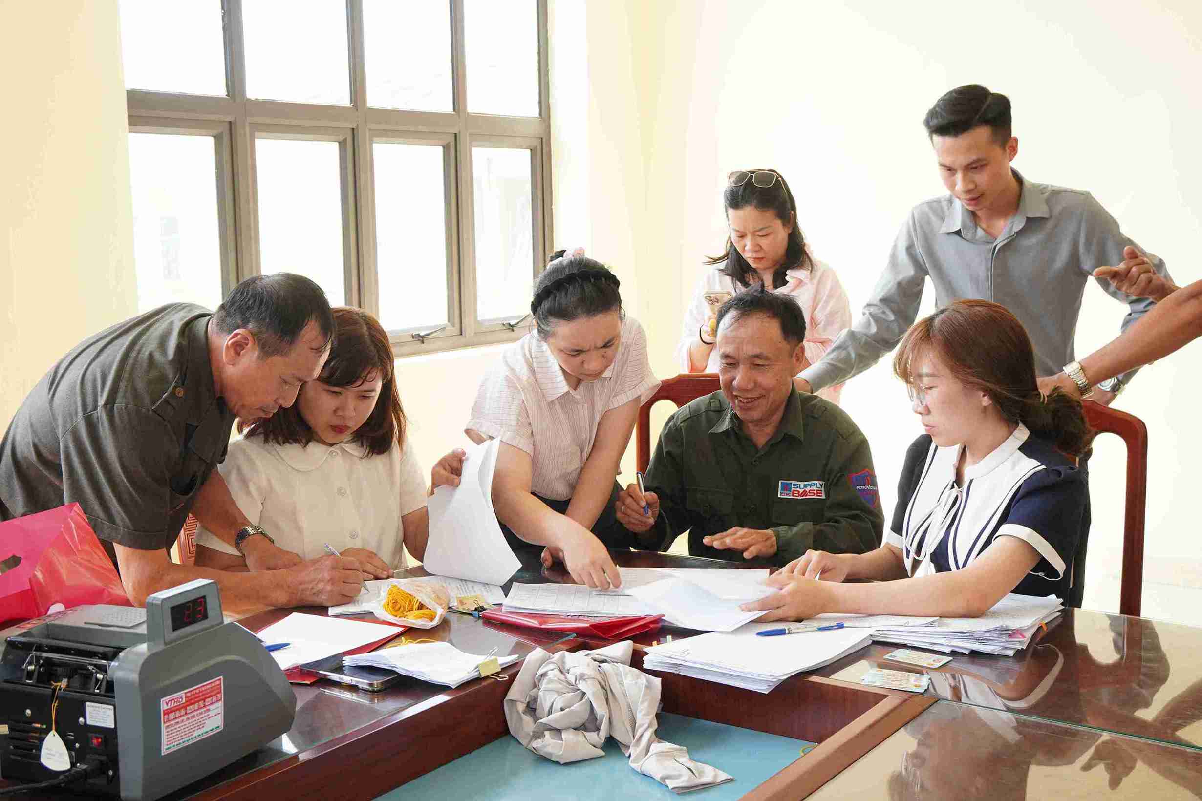Households are excited to receive compensation money and agree with the policy of implementing the DT. 376B project. Photo: Nguyen Trai Commune E-Portal