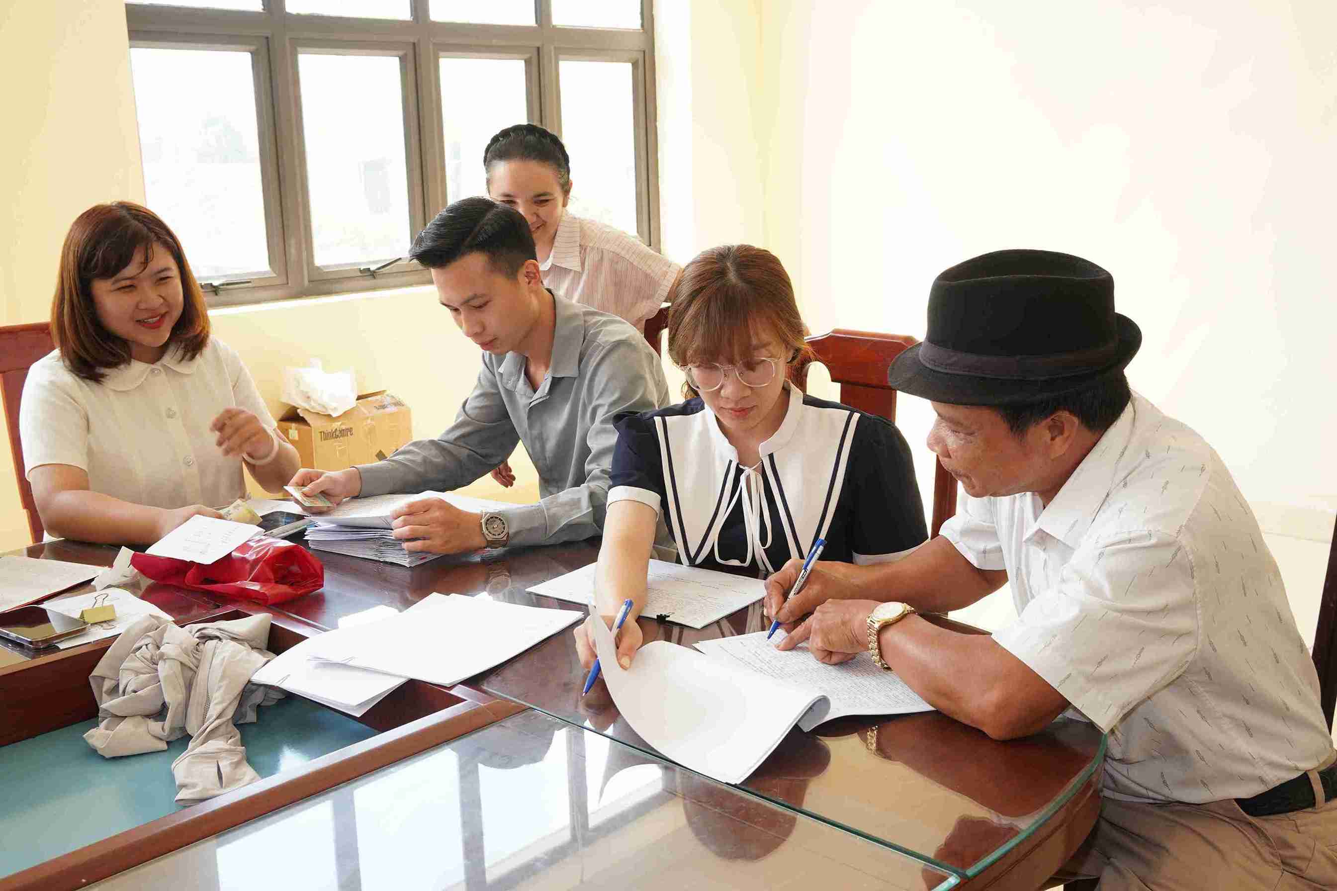 Người dân xã Nguyễn Trãi nhận tiền bồi thường, hỗ trợ để thực hiện Dự án xây dựng tuyến đường ĐT.376B. Ảnh: Cổng TTĐT xã Nguyễn Trãi