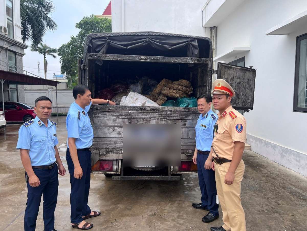 Truck carrying pork fat of unknown origin discovered. Photo: Hung Yen Provincial Market Management Department