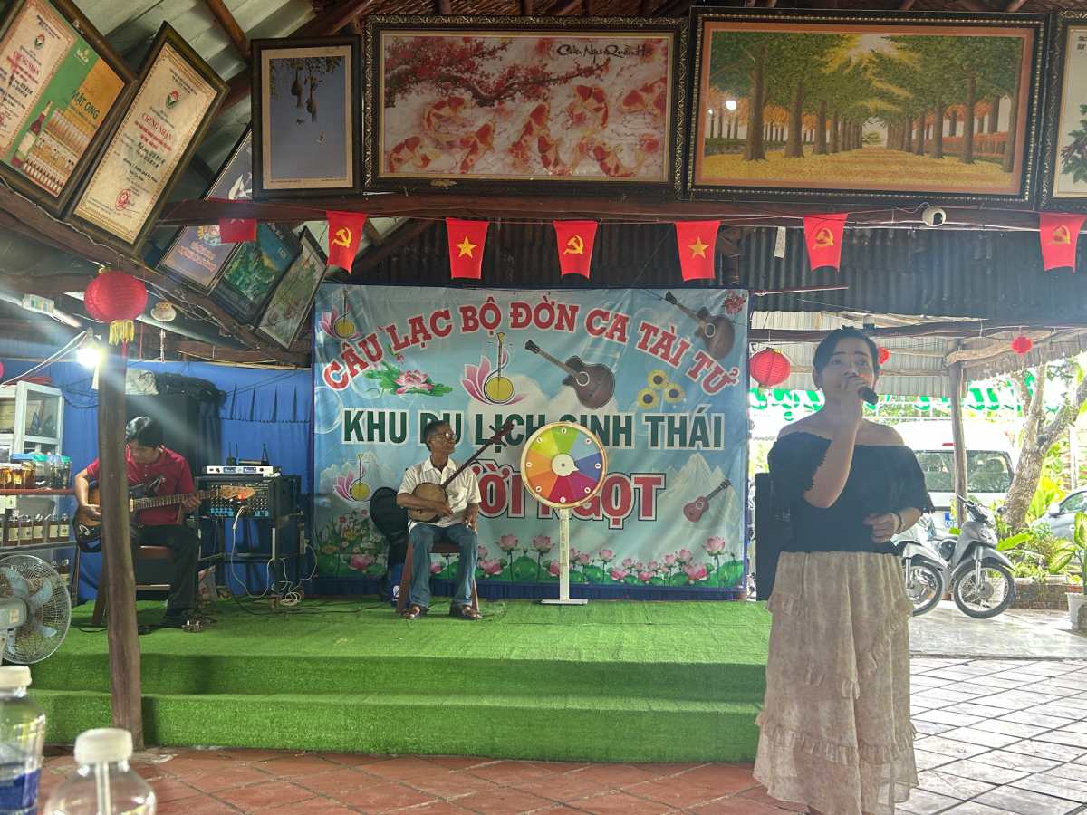 Âm vang đờn ca tài tử giữa rừng tràm U Minh Hạ. Ảnh: Lương Hạnh