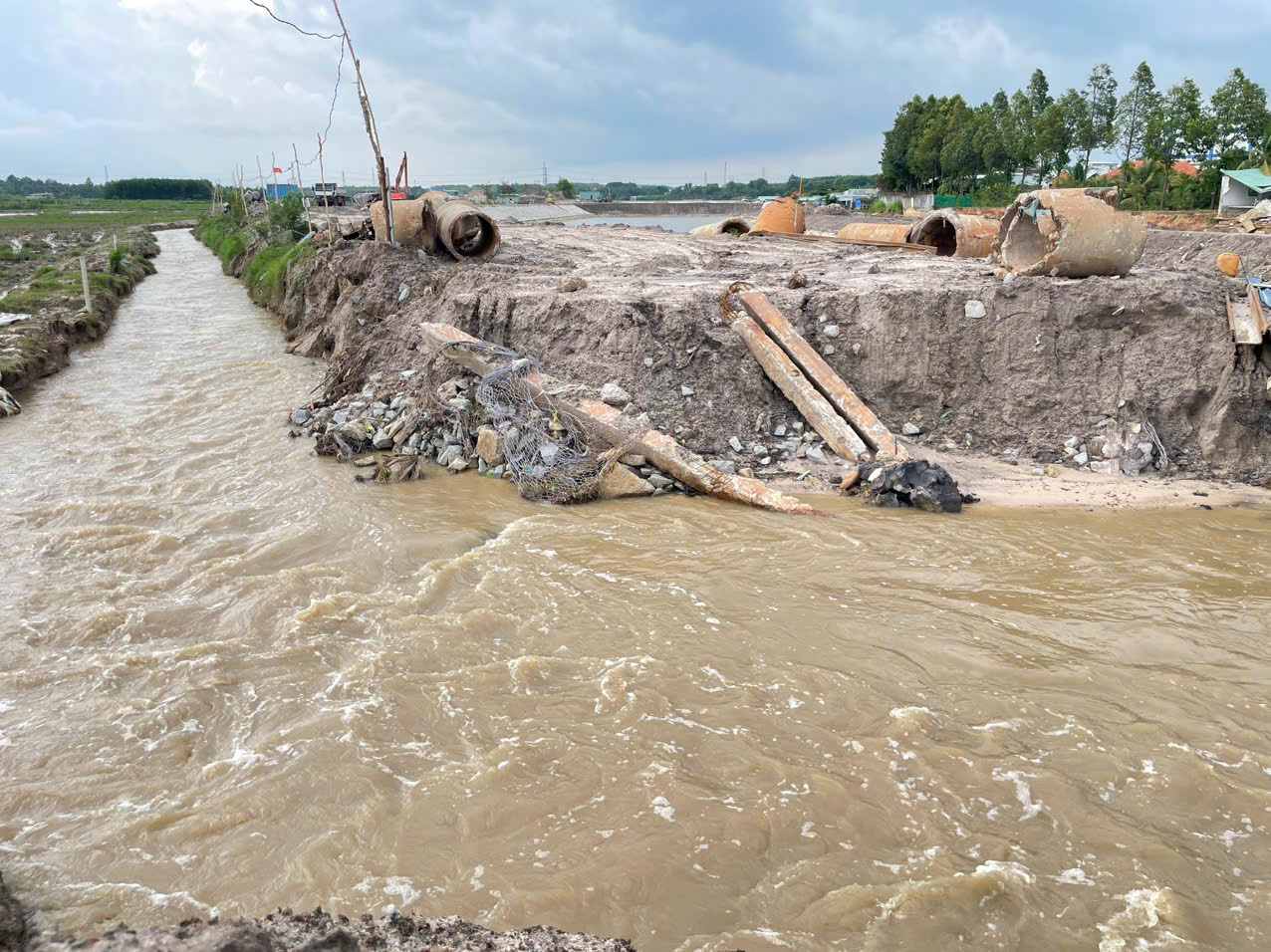 Units are coordinating with Commune and Ward People's Committees to accelerate the progress of site clearance for the Suoi Cai dredging and reinforcement project. Photo: Dinh Trong