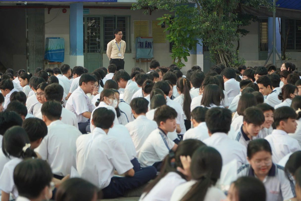 Thí sinh dự thi tuyển sinh vào lớp 10 tại điểm thi Trường THCS Bình An (phường Bình Đông). Ảnh: Chân Phúc