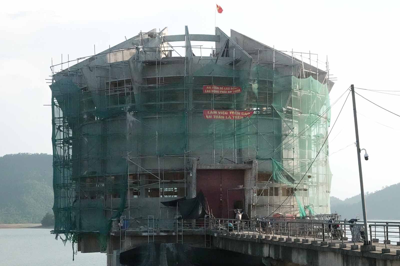 Sửa chữa tháp lấy nước. Ảnh: Trần Tuấn