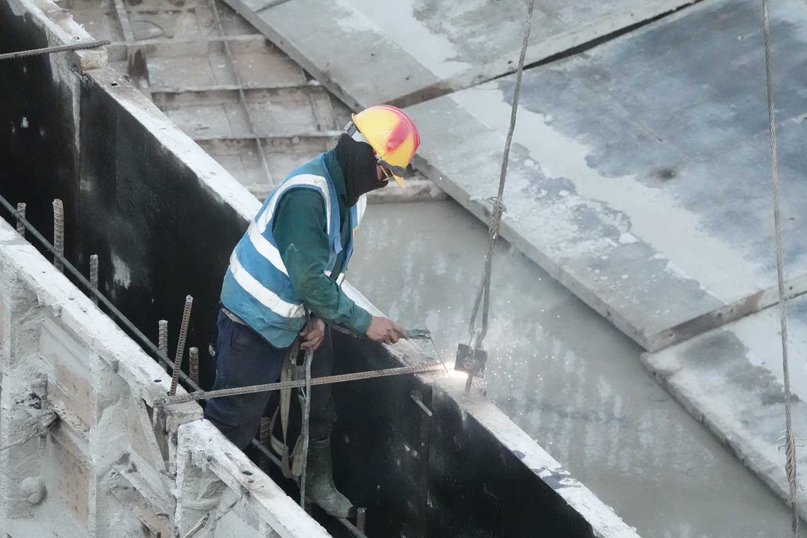 Nắng nóng nên công nhân rất vất vả. Ảnh: Trần Tuấn