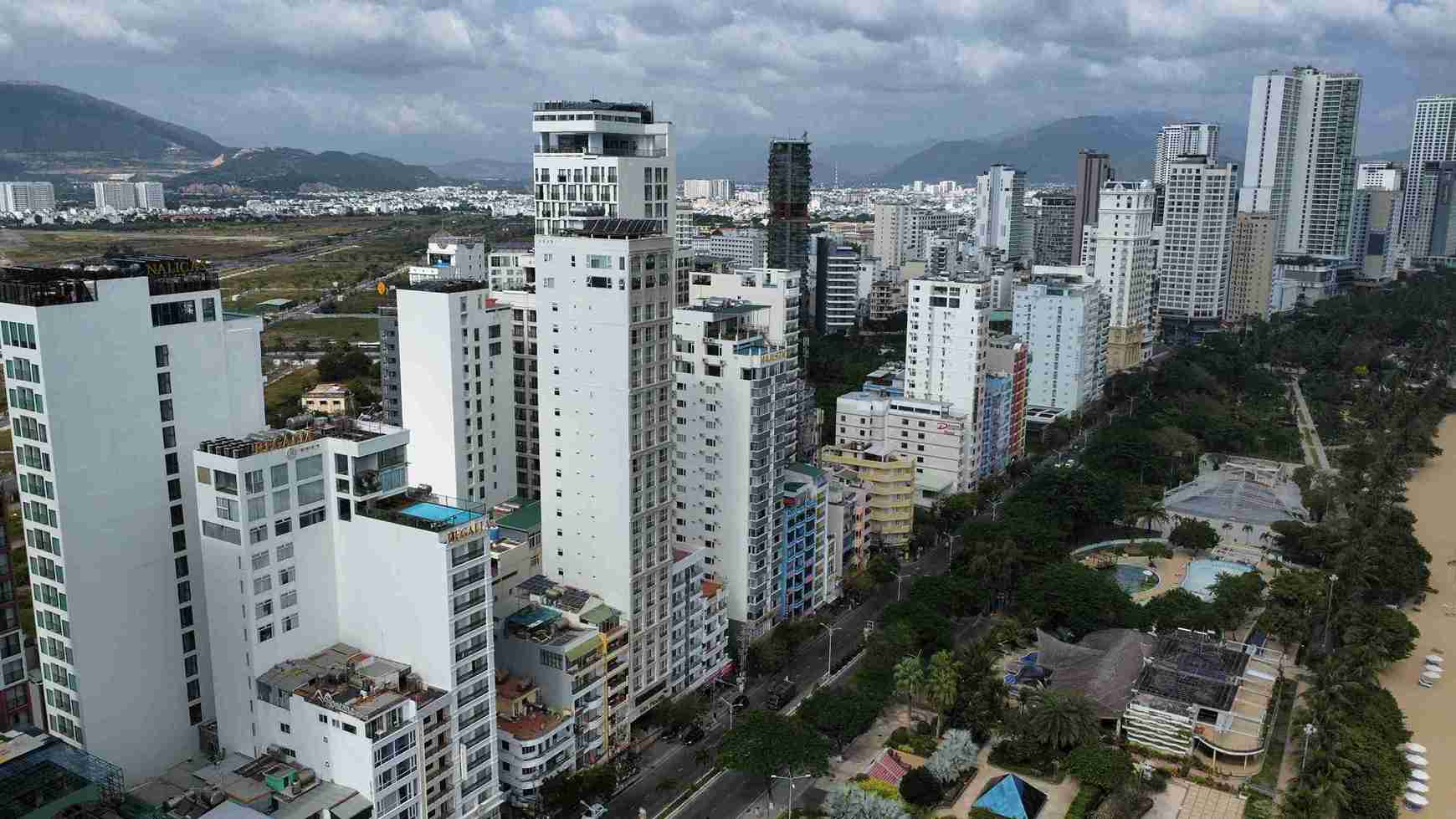 Local authorities request to accelerate the handling of public assets after arranging the apparatus. Photo: Huu Long