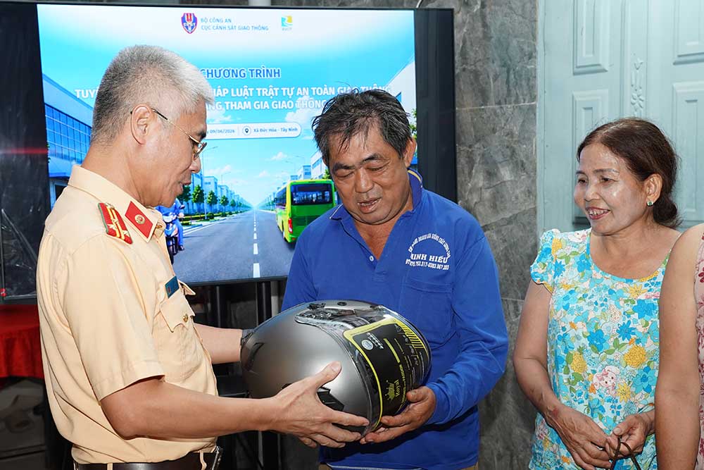 Senior Lieutenant Colonel Vu Dinh Vinh - Deputy Head of Department 3 of the Traffic Police Department of the Ministry of Public Security - presents gifts to workers in Duc Hoa commune (Tay Ninh province). Photo: Thanh Vu