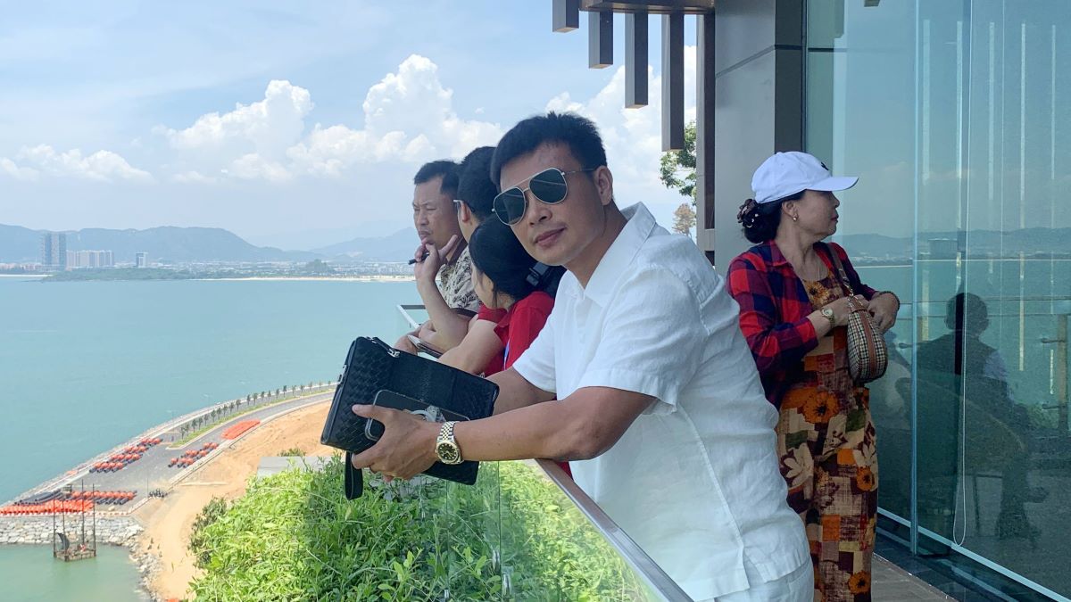 Anh Quốc Ngữ (áo trắng) khẳng định địa thế và vẻ đẹp của Đảo Ngọc là không thể sao chép