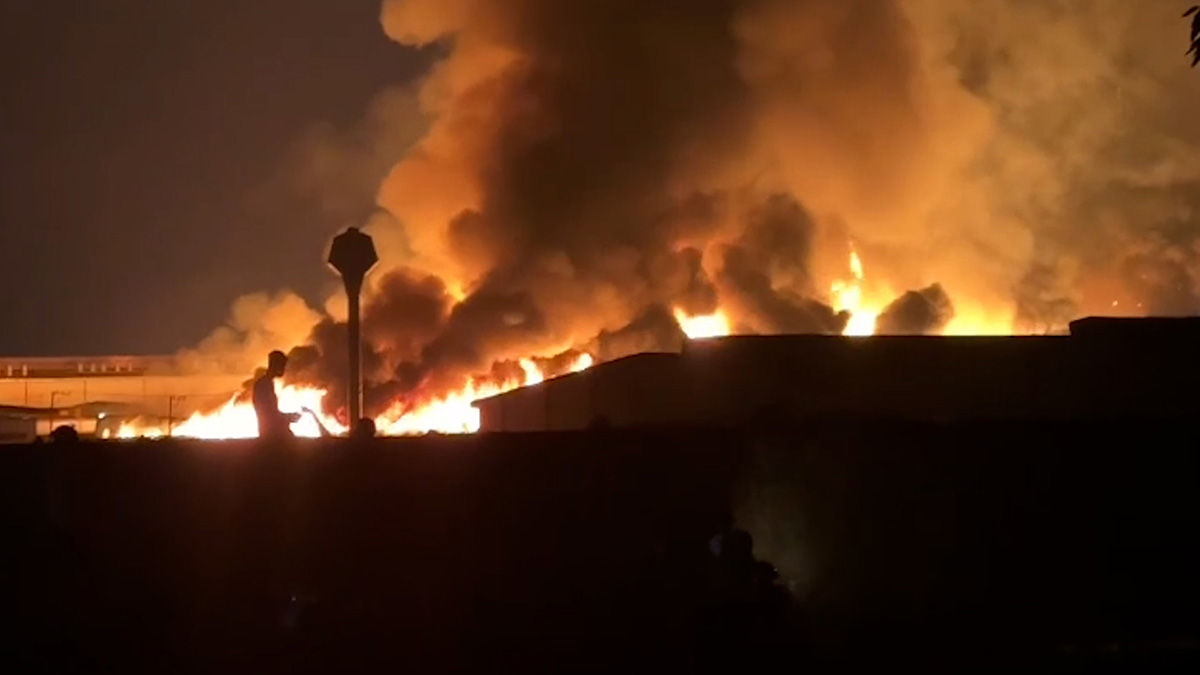 Fire at a wood company factory in Ho Chi Minh City, columns of smoke rising tens of meters high. Photo: Dinh Trong