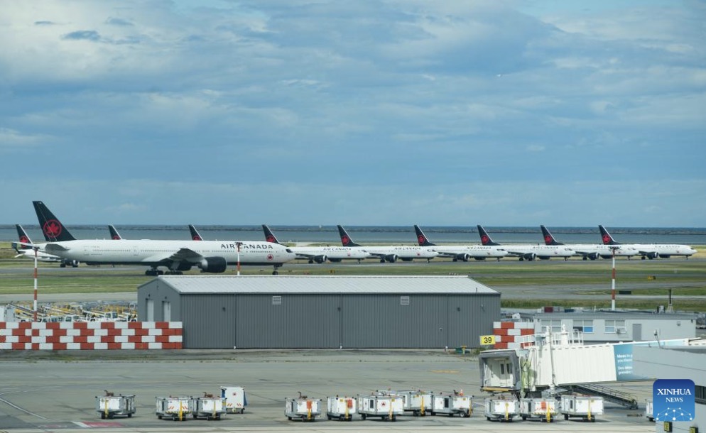 An Air Canada pilot has carried out more than 900 domestic and international flights without the necessary permit. Photo: Xinhua