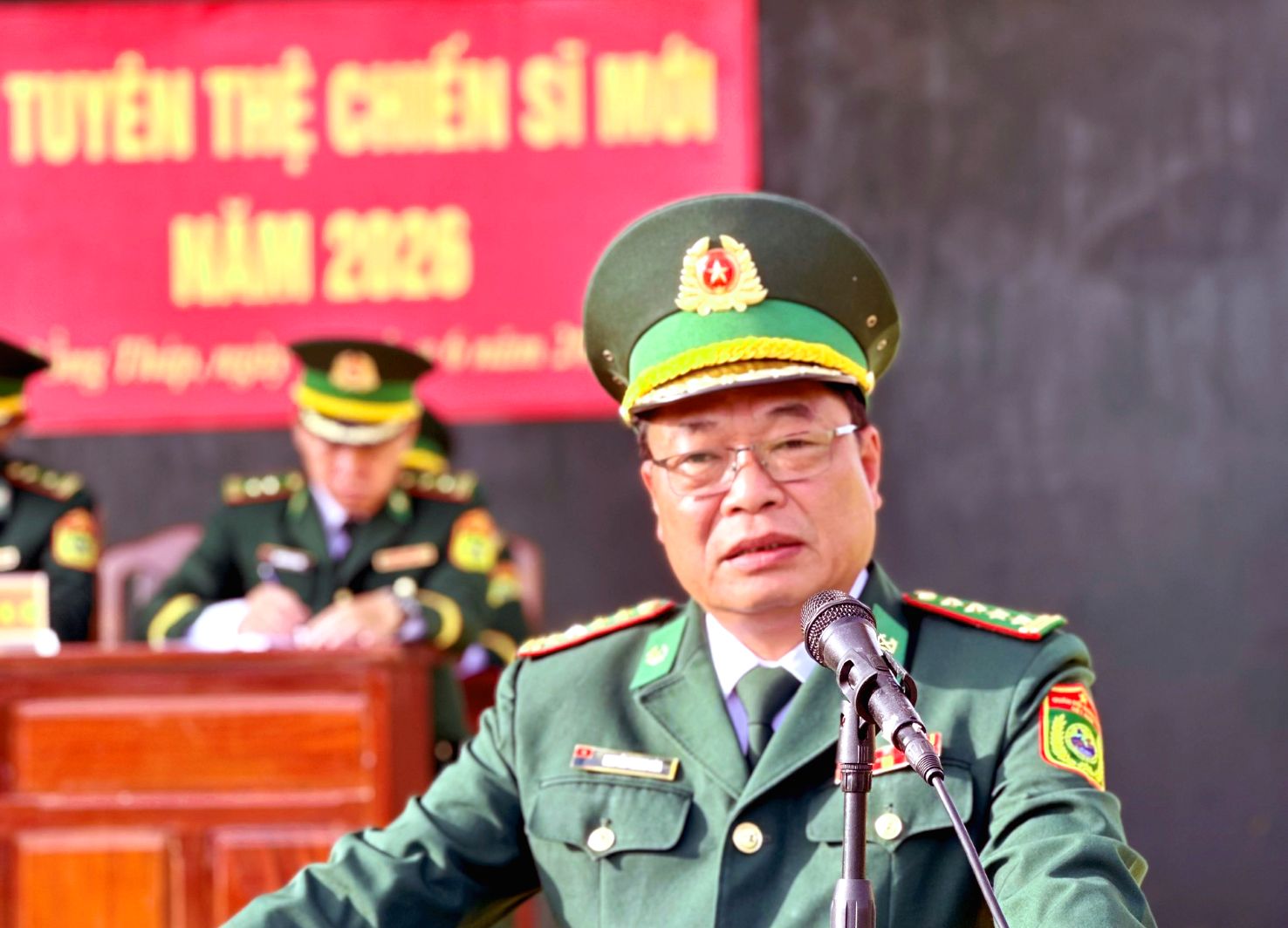 Đại tá Nguyễn Thanh Hòa - Chỉ huy trưởng Ban Chỉ huy Bộ đội Biên phòng tỉnh Đồng Tháp- phát biểu tại lễ tuyên thệ cho chiến sĩ mới. Ảnh: Hòa Bình 
