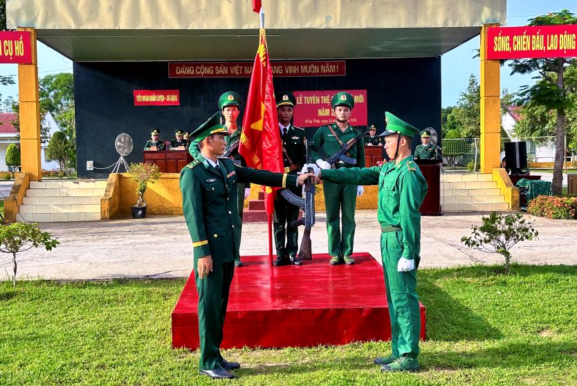 Hình ảnh chiến sĩ mới tại buổi lễ tuyên thệ. Ảnh: Hòa Bình
