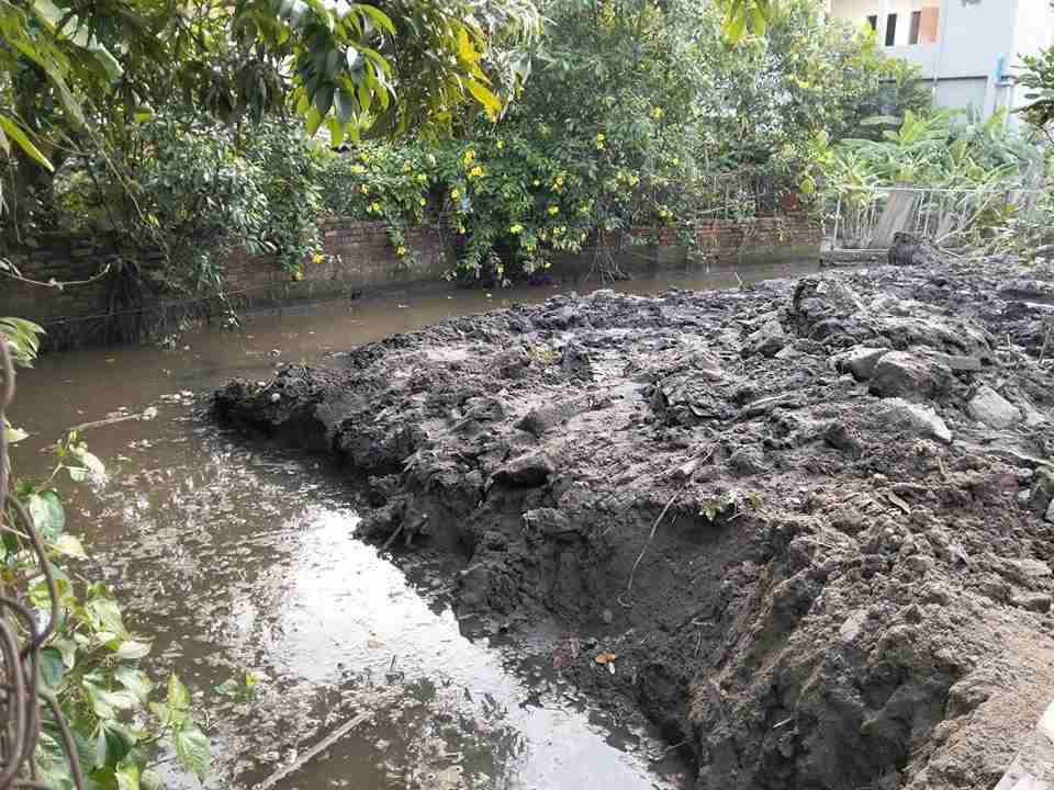 Gia Loc commune handles drainage ditch blockage according to people's reflections. Photo: Gia Loc commune