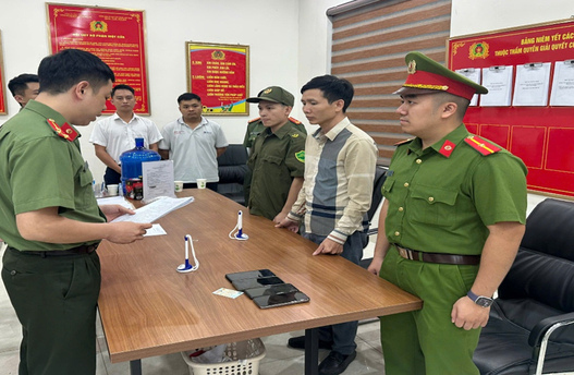 Các bị can Hoàng Tuấn Anh, Nguyễn Doãn Sơn, Linh Văn Hoàng (mặc trang phục dân sự, từ trái qua) trong vụ miễn, giảm phí sai quy định tại BOT Bắc Giang - Lạng Sơn. Ảnh: CALS