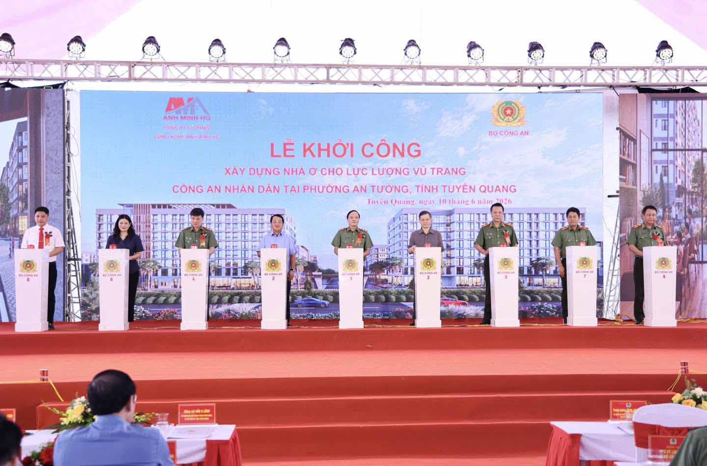 Các đại biểu thực hiện nghi thức khởi công dự án nhà ở cho lực lượng Công an tại phường An Tường, tỉnh Tuyên Quang. Ảnh: Công an Tuyên Quang.