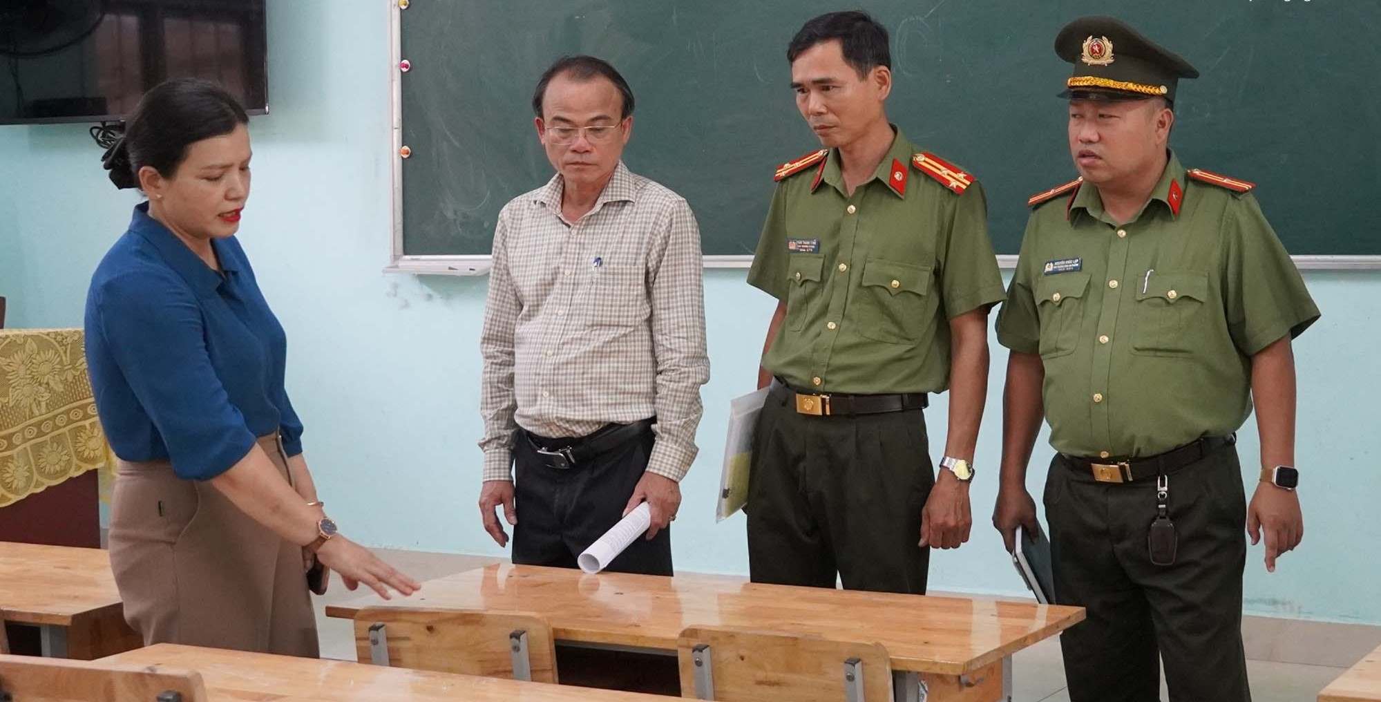 Ms. Y Ngoc - Standing Vice Chairwoman of Quang Ngai Provincial People's Committee inspects the exam preparation work at the Le Khiet Specialized High School exam site. Photo: Ai Kieu