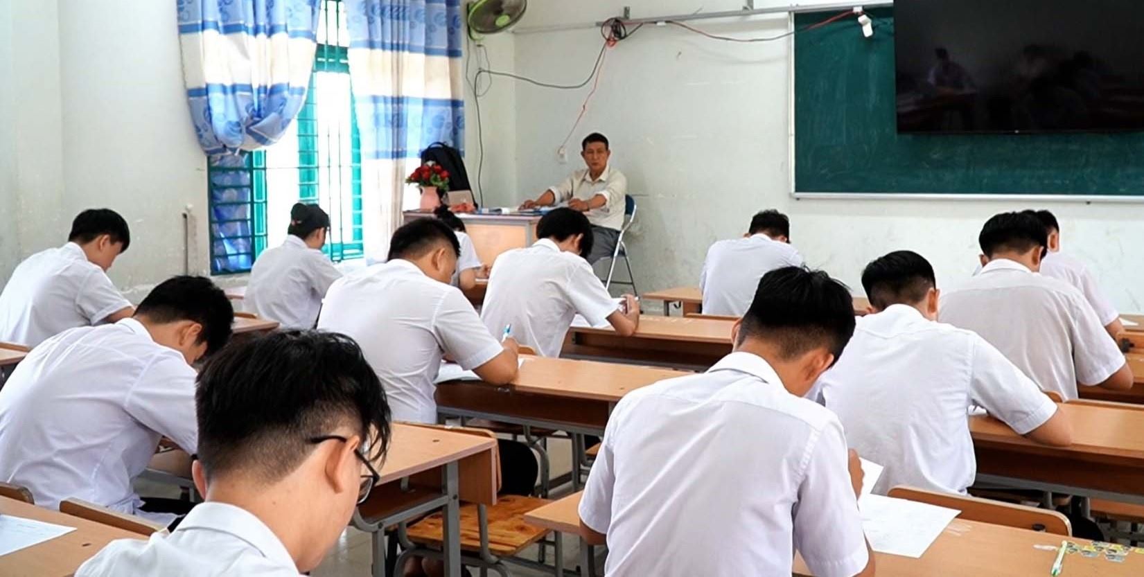 Thí sinh tuyệt đối không được mang điện thoại di động và các thiết bị nghe nhìn vào phòng thi. Ảnh: Ái Kiều