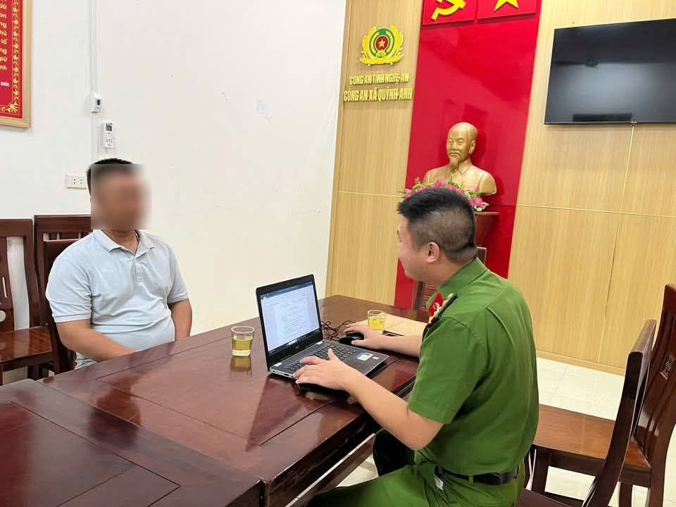 Công an xã Quỳnh Anh làm việc với người bố bị nghi gây thương tích cho con ruột. Ảnh: Ngọc Anh