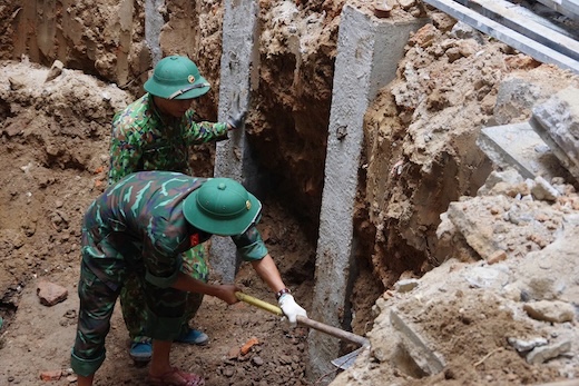 Đội 584 tìm kiếm hài cốt liệt sĩ. Ảnh: Xuân Diện