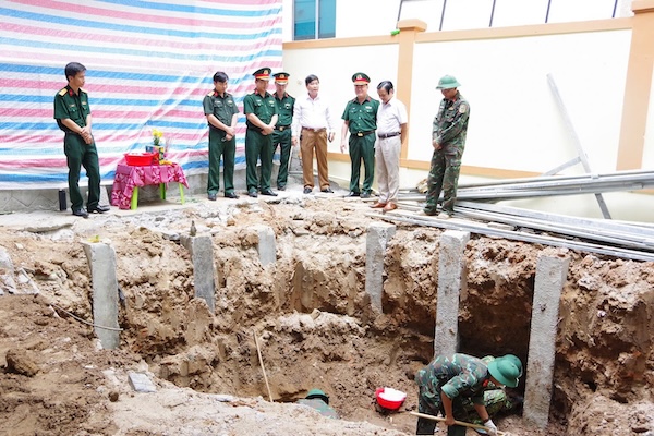 Team 584 discovered martyrs' remains in the construction area of Thach Han Regional General Hospital. Photo: Xuan Dien