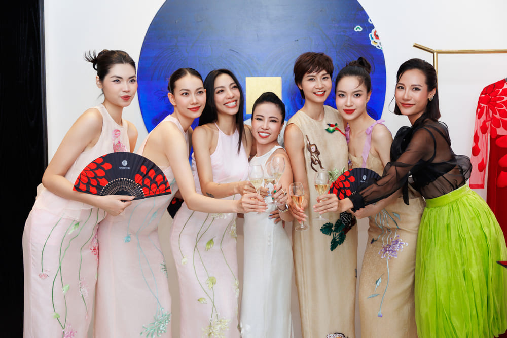 Designer Ha Linh Thu excitedly introduces the new collection. Photo: Truong Gia Huy