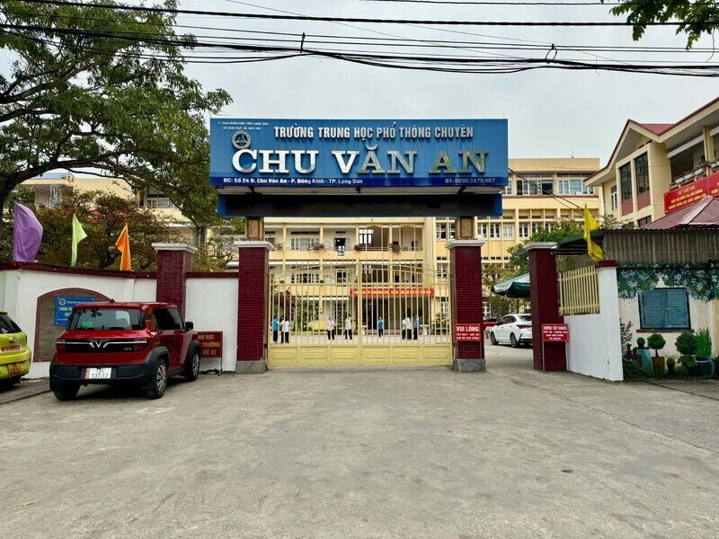 El Departamento de Educación y Formación de Lạng Sơn anuncia las notas de corte de la Escuela Secundaria Especializada Chu Văn An. Foto: Khánh Linh