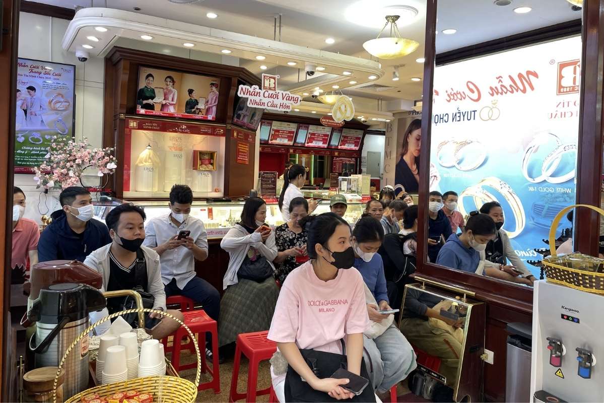 Số lượng người ngồi chờ tới lượt bán ra. Ảnh: Hạ Linh