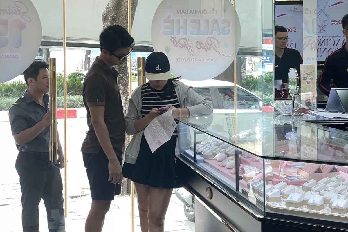 Tại cửa hàng kinh doanh vàng bạc trên đường Trần Duy Hưng, người dân có thể giao dịch thông thoáng.