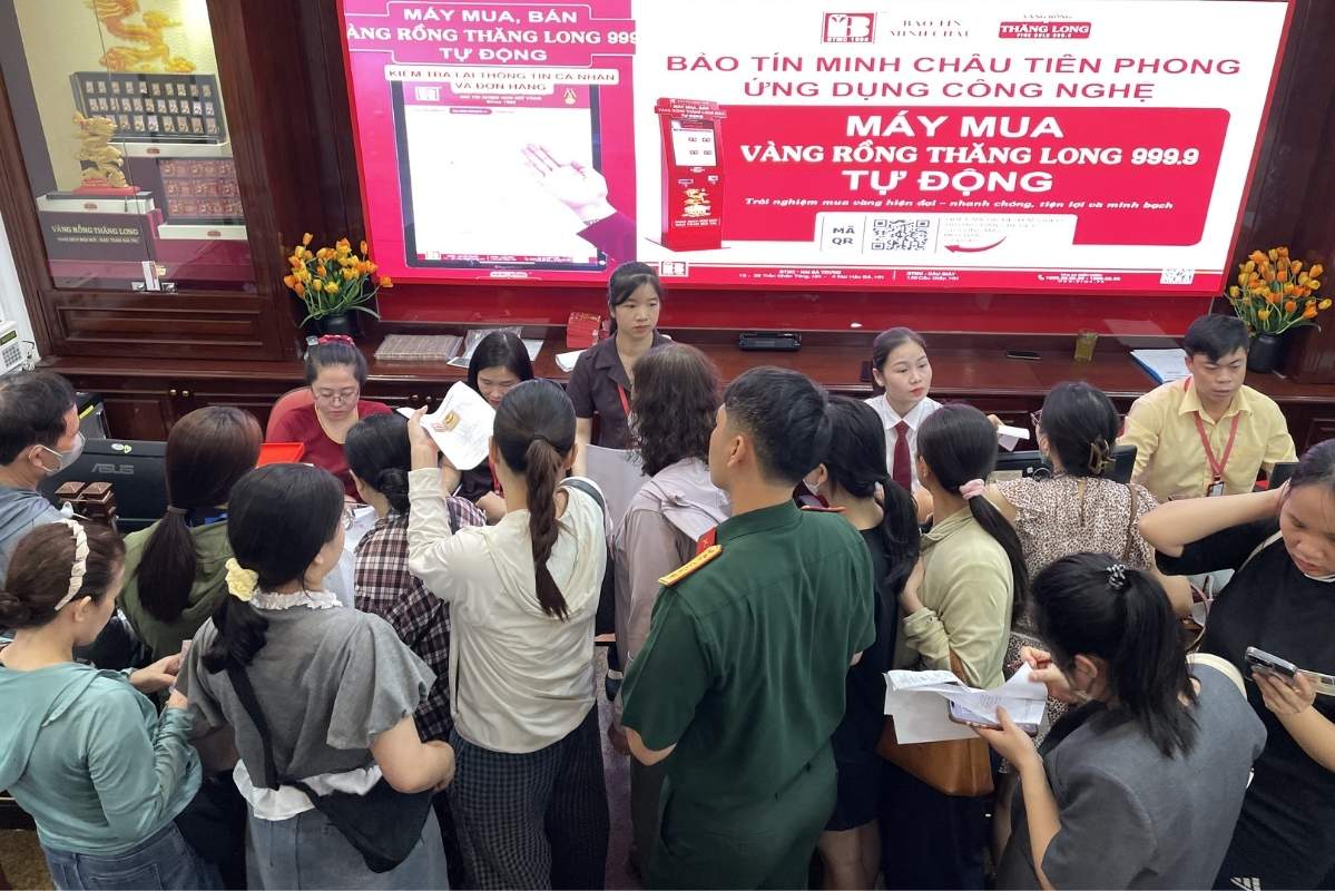 Gold prices fell sharply, the direct transaction counter at the gold and silver business store is always fully booked. Photo: Ha Linh