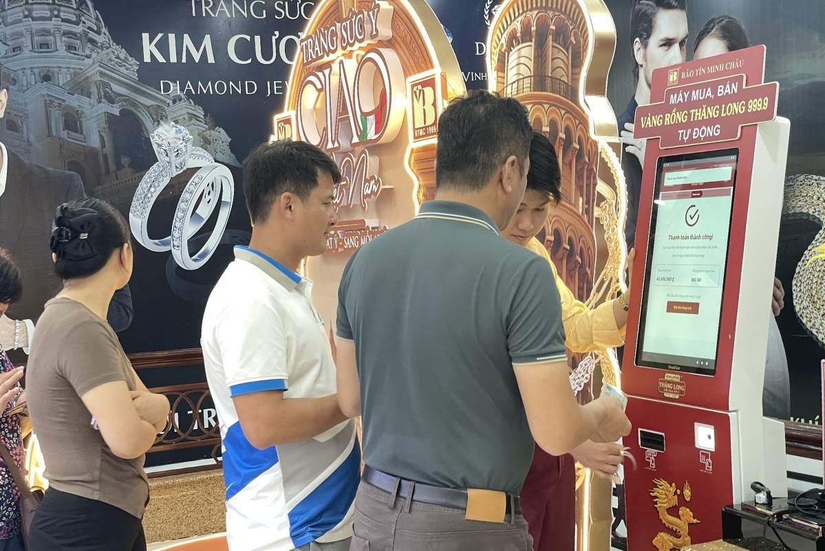Số lượng người dân có nhu cầu mua vào được điều phối lên tầng 2, giao dịch trên máy thanh toán tự động và nhận sản phẩm tại quầy tầng 1. Ảnh: Hạ Linh