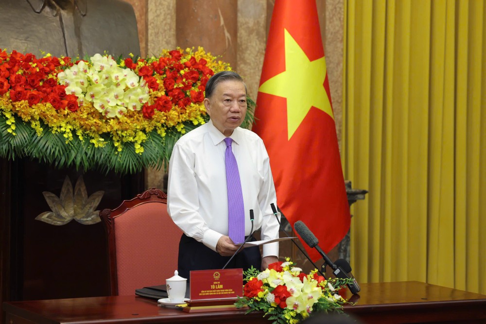 El Secretario General y Presidente del Estado, To Lam, habla en la reunión de 100 ejemplos típicos en el Programa "Trabajo amable" de la Televisión de Vietnam. Foto: Periódico del Gobierno