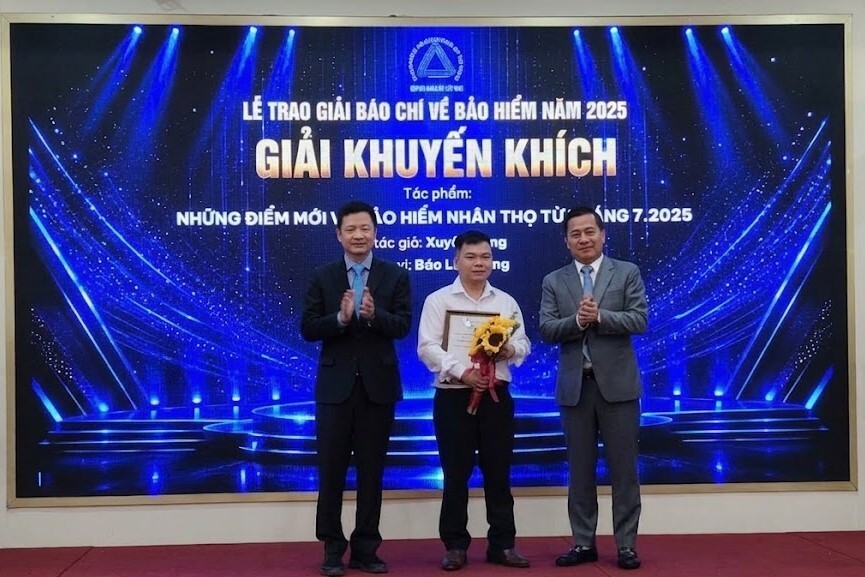 The Organizing Committee awarded the insurance press award to a reporter from Lao Dong Newspaper. Photo: Duc Phuong