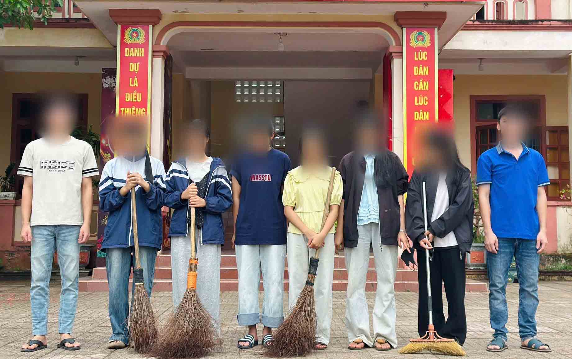 The group of teenagers who agreed to resolve conflicts were promptly prevented and taken to community service. Photo: Ky Thuong Police