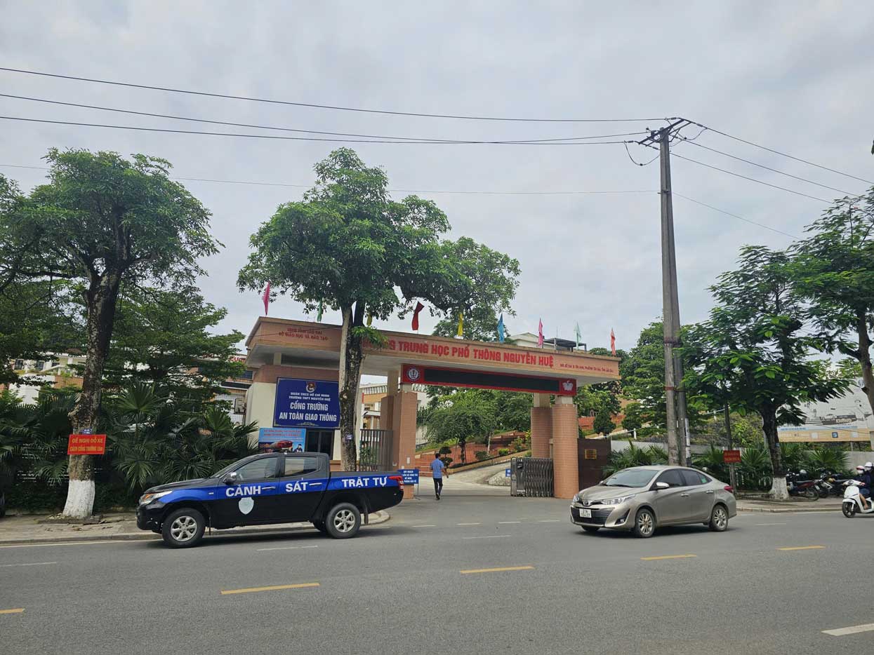 Conduct patrols and inspections on roads with high traffic density and school areas. Photo: Lao Cai Police